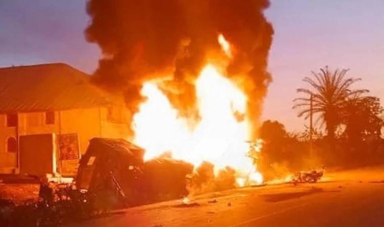 Akaryakıt tankeri patladı: Çok sayıda ölü var