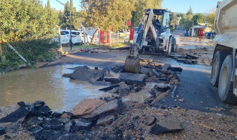 Muğla'da ana su isale hattı patladı: Yol trafiğe kapandı