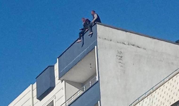 İki arkadaş intihar etmek için çıktıkları binadan ikna edilerek indirildi