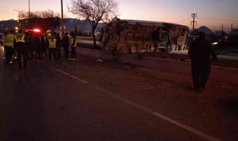 Afyonkarahisar’da işçi servisi refüje devrildi: 12 yaralı