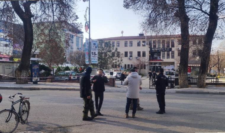 Iğdır Belediyesi önündeki şüpheli paket paniğe yol açtı!