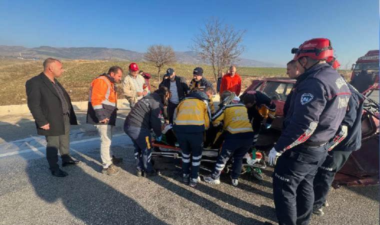 Amasya'da kaza... Sürücü bariyere çarpan otomobilinde sıkıştı!