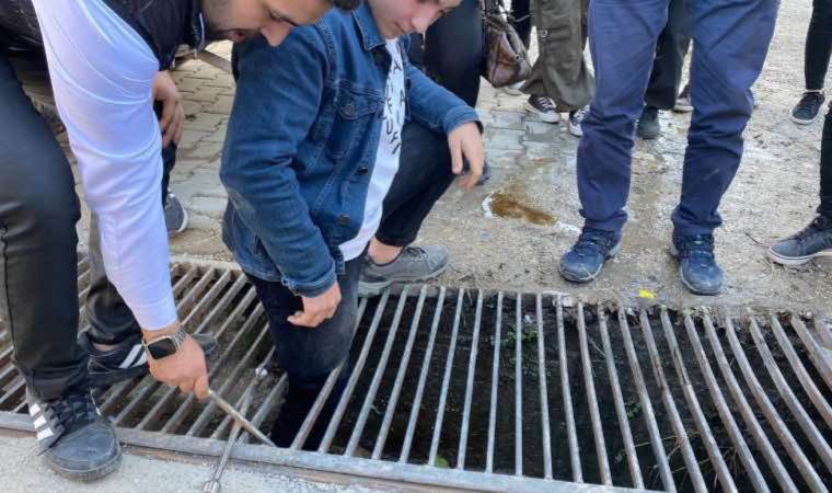 Bacağı mazgala sıkışan genci itfaiye ekipleri kurtardı