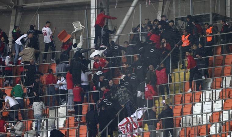 Adana Demirspor - Samsunspor maçında tribünlerde kavga çıktı!