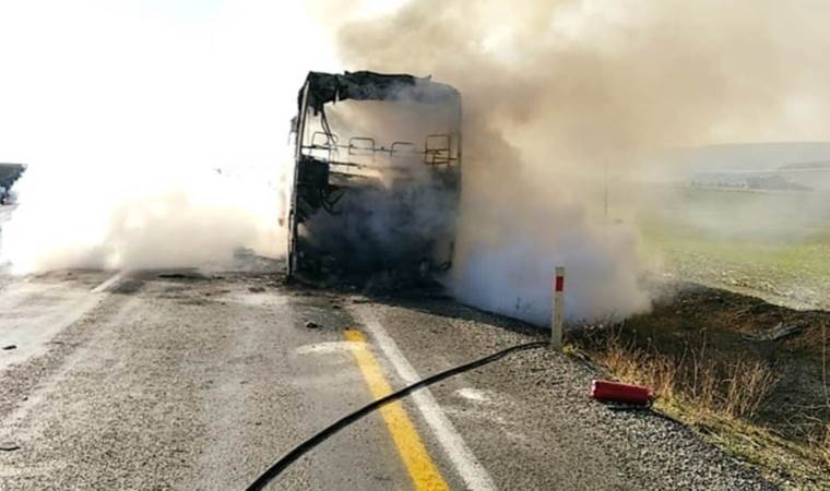 Yolcu otobüsü seyir sırasında alev aldı!
