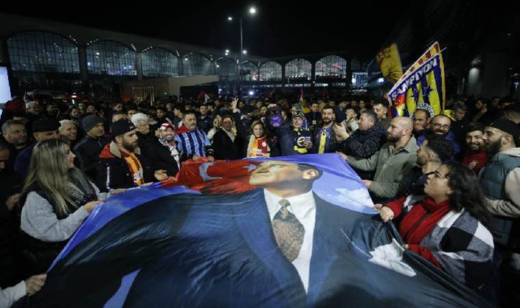 Taraftarlardan coşkulu karşılama... Galatasaray ve Fenerbahçe kafilesi İstanbul'a döndü!