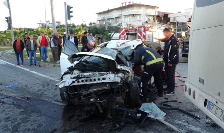 Antalya’da otel servisi ile otomobil çarpıştı: 2 ölü, 14 yaralı