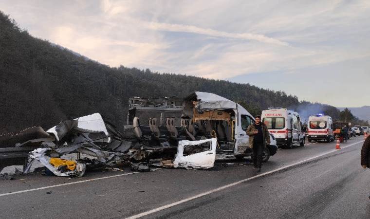 Bolu'da feci kaza... Kamyon yolcu minibüsüne çarptı: 1 ölü, 4 yaralı