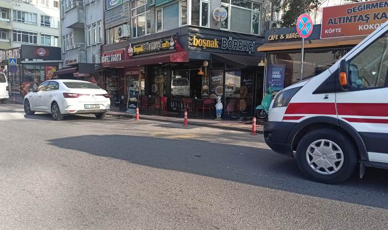 Polis merkezinin karşısında dehşet: Börekçinin önünde otururken bıçaklandı