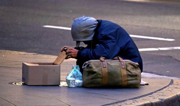 Dilencilik yasaklandı: Bakan'ın evi hedef oldu