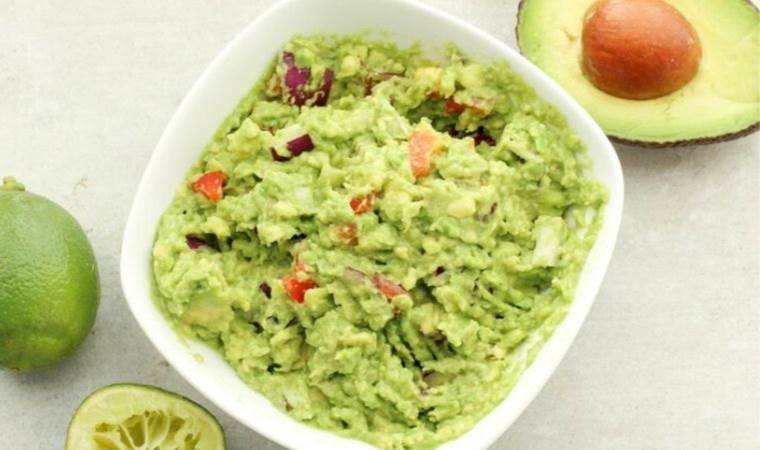 Yılbaşı sofrasına çok yakışacak: Hafif ve lezzetli avokadolu salsa tarifi...