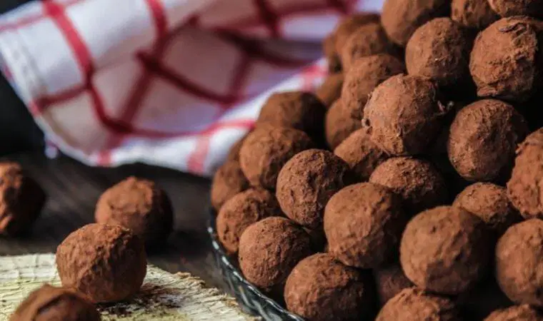 Sadece 3 malzemeli yılbaşı tatlısı: Çikolata topları!