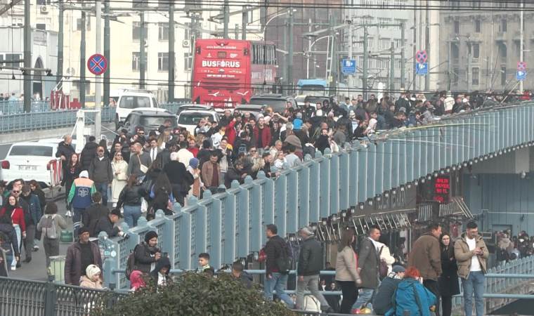 Eminönü'nde yılbaşı alışverişi yoğunluğu