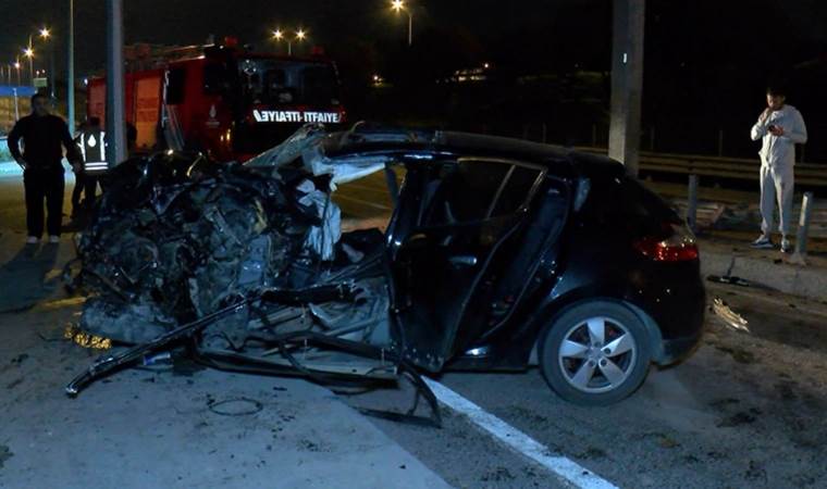 Sancaktepe'de otomobil refüje çarptı: Sürücü ağır yaralandı
