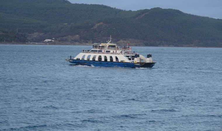 Gökçeada feribot seferlerine 'fırtına' engeli