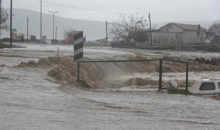 Çanakkale'yi sağanak vurdu... Kepez Çayı taştı