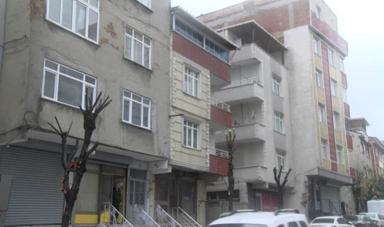 Küçükçekmece'de deprem sonrası hasar ihbarı yapılan binada inceleme
