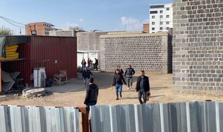 Diyarbakır'da üstüne duvar düşen işçi hayatını kaybetti