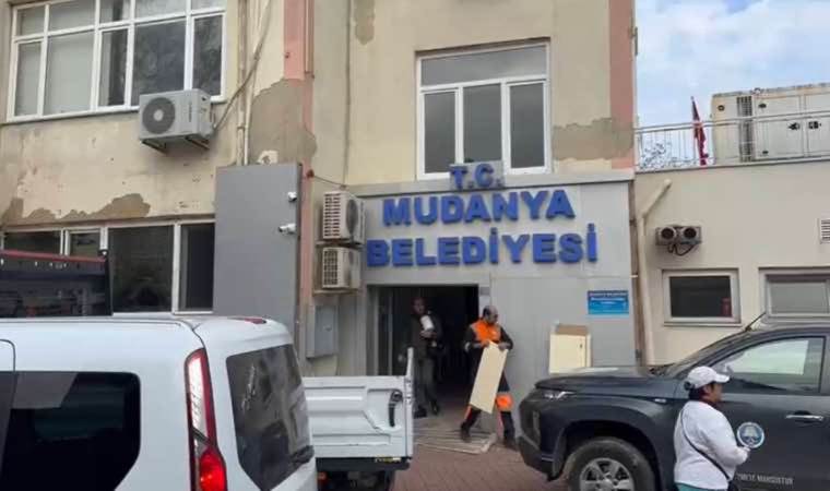 Marmara'daki 5.1’lik depremde kolonları çatlayan Mudanya Belediyesi'nin binası tahliye edildi