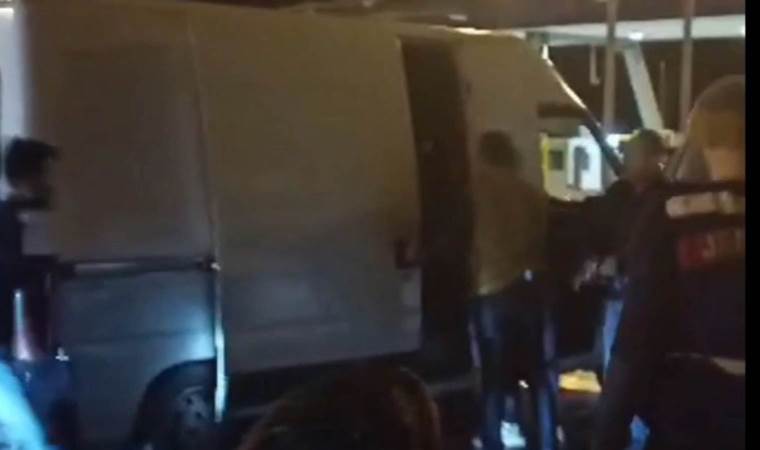 Kamyonetin kasasından 41 kaçak göçmen çıktı