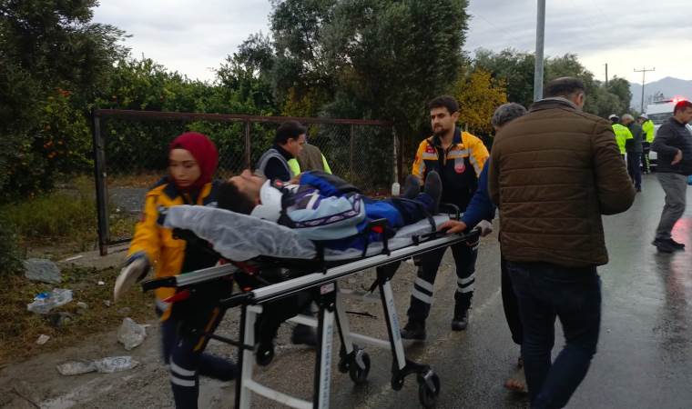 Hatay'da işçi servisi, hafriyat kamyonuna çarptı: 16 kişi yaralı