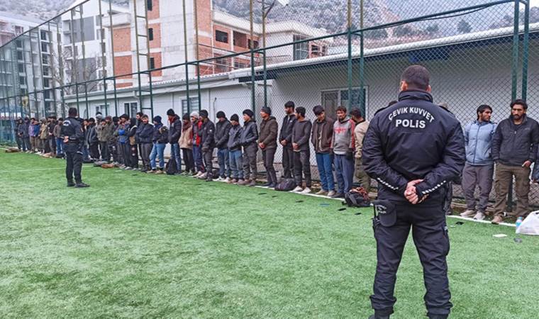 TIR'ın dorsesinden 61 kaçak göçmen çıktı