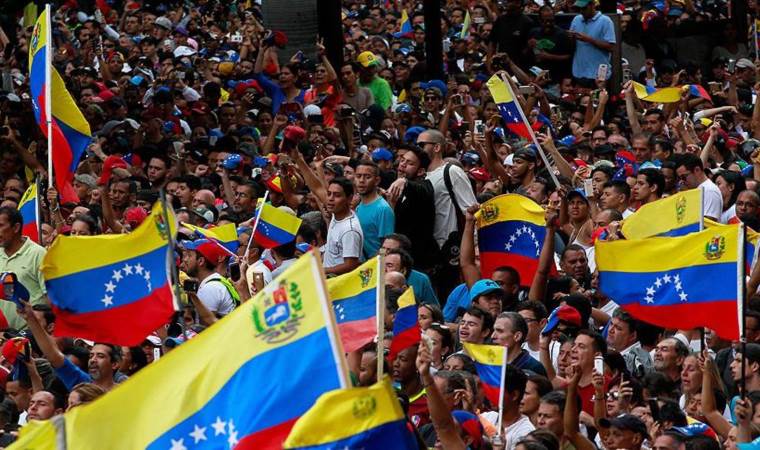 Venezuela'da çok sayıda muhalif hakkında yakalama kararı