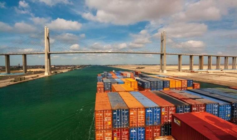 Süveyş Kanalı'nda kaza: Konteyner gemisi köprüye çarptı