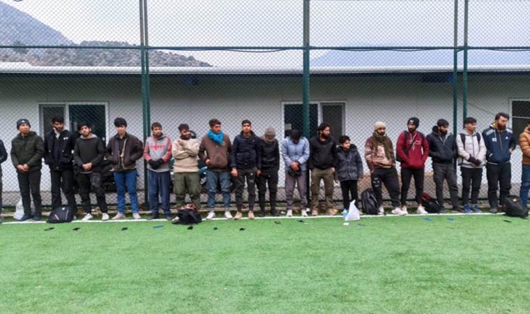 Dorsesinde 61 kaçak göçmen yakalanan TIR'ın şoförü tutuklandı