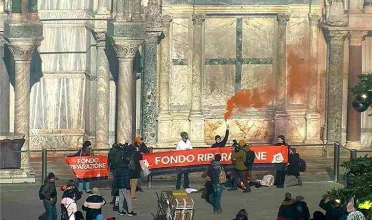 Çamurlu isyan: Tarihi yapıya saldırı