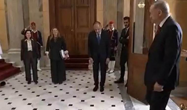 Yunanistan Dışişleri Bakanı'nın hareketi ülkesinde tepkiye neden oldu