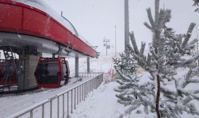 Erciyes Kayak Merkezi'ne kar yağdı