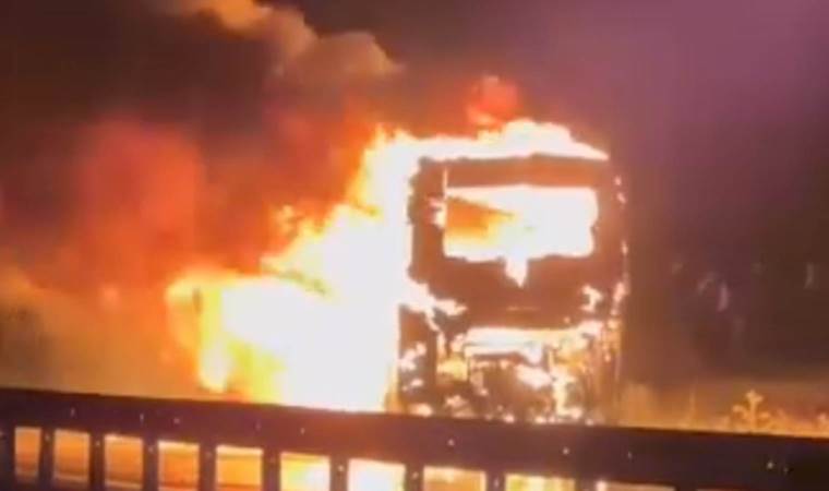 Çanakkale’de içinde 23 yolcusu bulunan yolcu otobüsü alev alev yandı