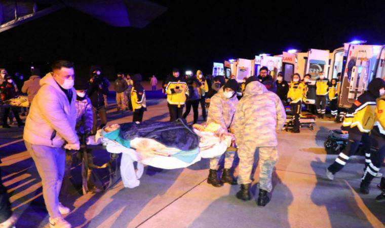 Adıyaman'da enkazdan çıkarılan 46 yaralı tedavileri için İzmir'e getirildi
