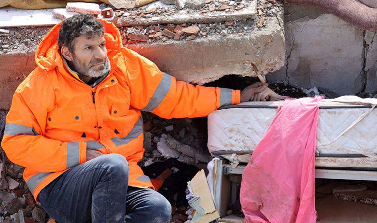 AFP foto muhabiri depremdeki yürek yakan fotoğrafı anlattı: 'Çek, çek, çocuğumun resmini çek' dedi