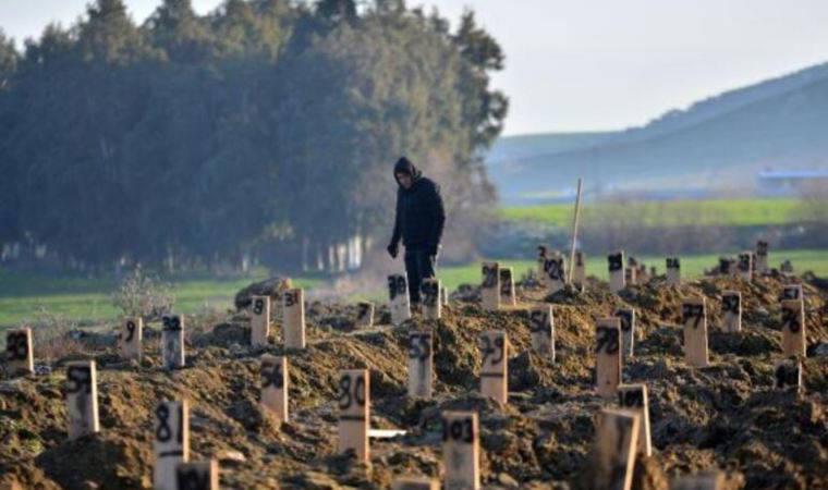 Deprem mezarlığı; hayatını kaybedenler numaralarla defnediliyor