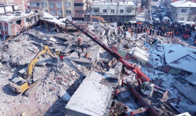 Macron, depremler nedeniyle Fransa'nın Türkiye ile dayanışma içinde olduğunu söyledi