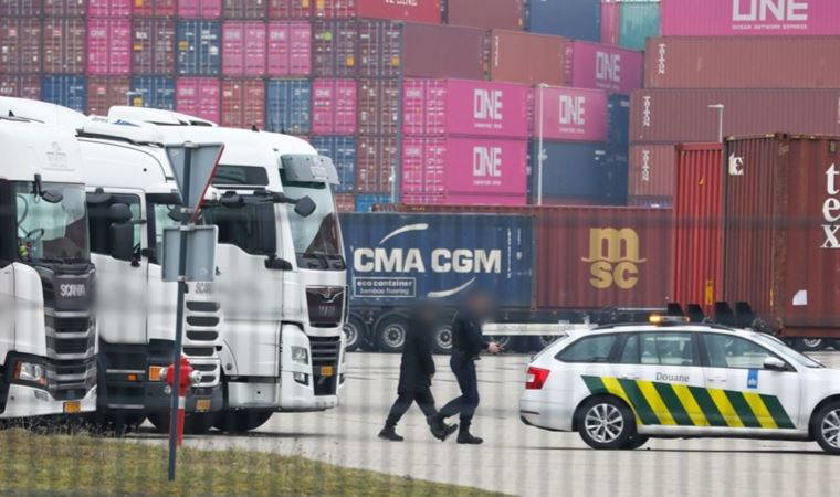 Depremzedelere yardım malzemesi taşıyan TIR'da uyuşturucu bulundu