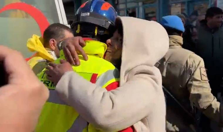 Duygusal anlar... Depremzede ağlayarak ekiplere teşekkür etti