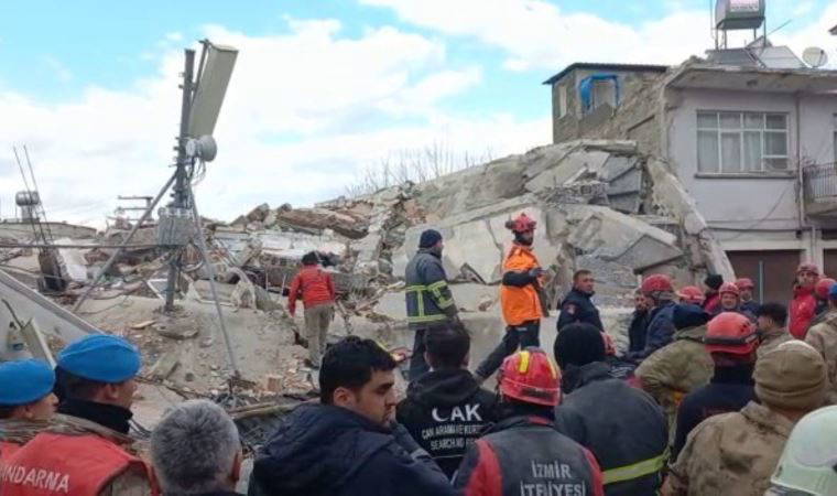Osmaniye'de artçı depremin ardından 2 katlı bina çöktü