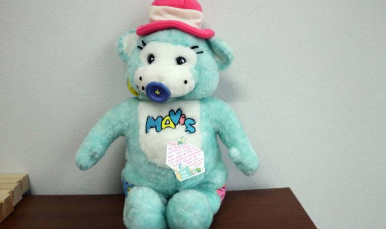 1999 depreminde verilen oyuncak ayıyı deprem bölgesindeki çocuklara gönderdi