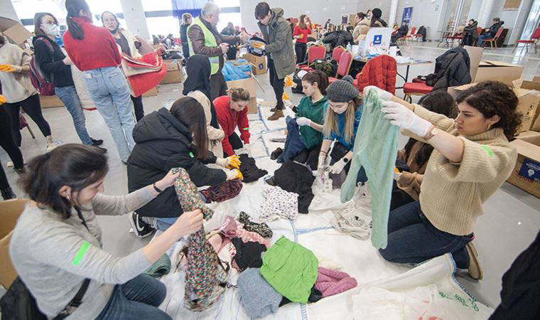 Afetzedelerin yaralarını sarmak için yurttaşlar seferber oldu