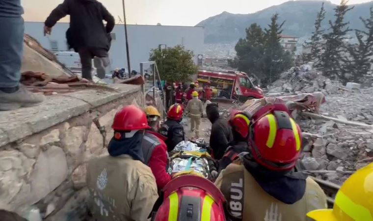 Depremin 147. saatinde 10 yaşındaki çocuk enkazdan sağ çıkarıldı