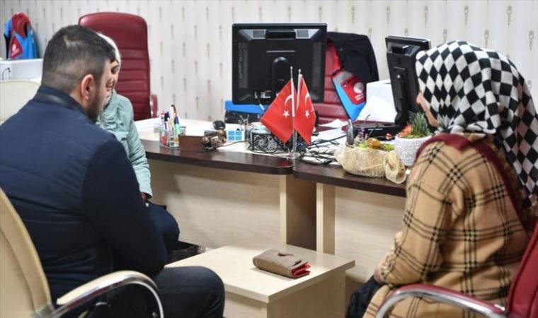 Depremzede çift, yardım kolisinde cüzdan buldu