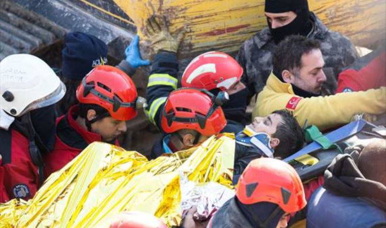 Depremin 152. saatinde 7 yaşındaki çocuk enkaz altından kurtarıldı