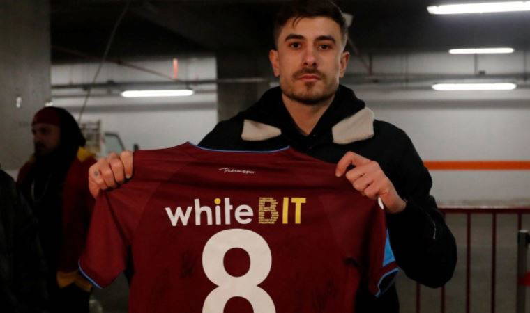 Trabzonsporlu futbolcu Dorukhan Toköz imzalı formasını Galatasaray'a bağışladı