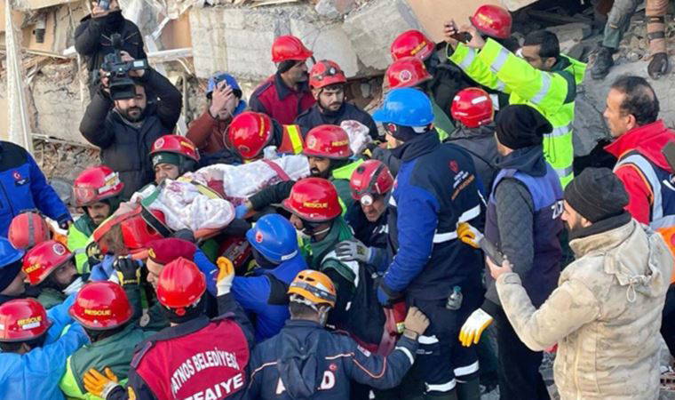 Macarların mucizesi: Rönesans Rezidans'ın enkazından kurtardıkları Selma'dan haber bekliyorlar