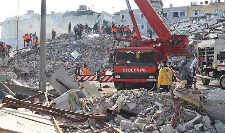 Deprem sonrası ulusal yas ilan edilirken AKP’li belediyelerin ihaleleri dikkat çekti