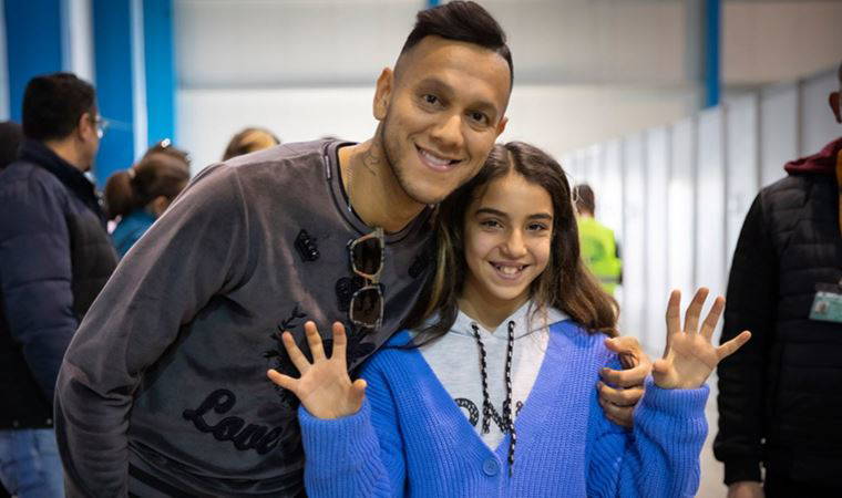 Beşiktaşlı futbolcu Josef De Souza Mersin'de depremzedeleri ziyaret etti