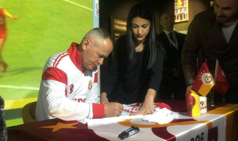 Efsane futbolcu Cevad Prekazi'den depremzedelere destek